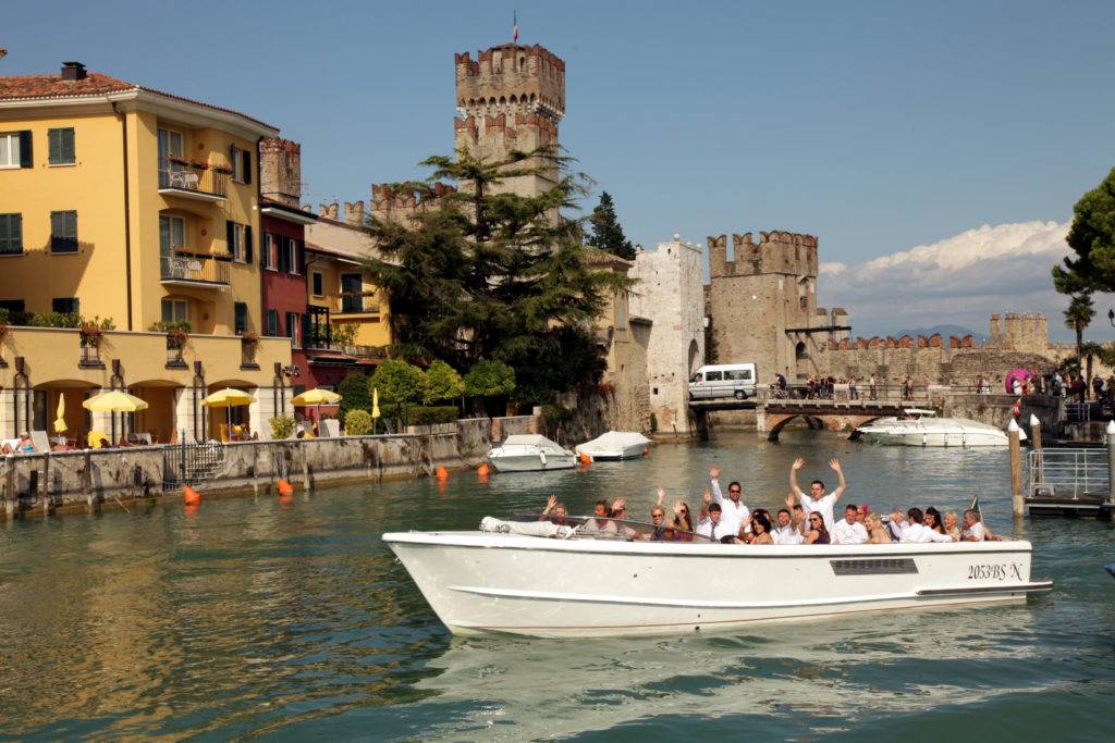 Wedding party in a boat in Sirmione