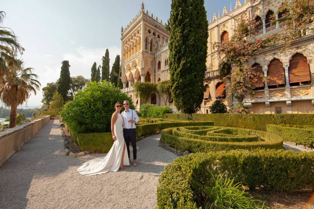 Bride and Groom in front of the villa on Isola del Garda