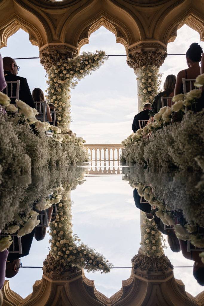 Wedding ceremonny on Isola del Garda with a mirrored aisle and white flowers
