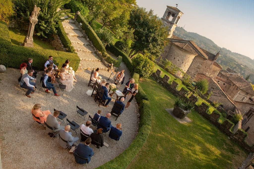 Intimate outdoor wedding in Italy